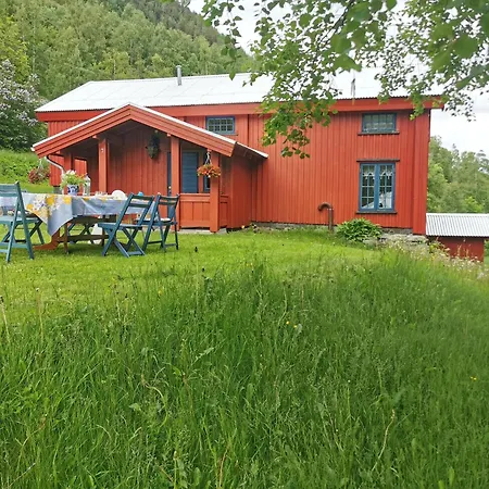 Alpehytte Unique Farm In The Steep Mountains Of